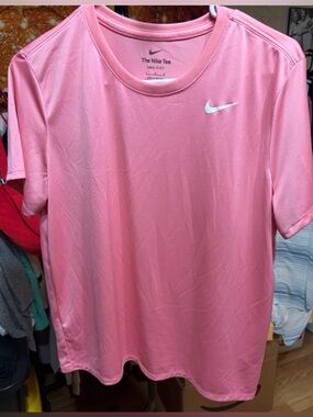 💖 Nike | The Nike Tee Dri-Fit Pink Short Sleeve T-Shirt | Women’s Large ✨🏋️‍♀️